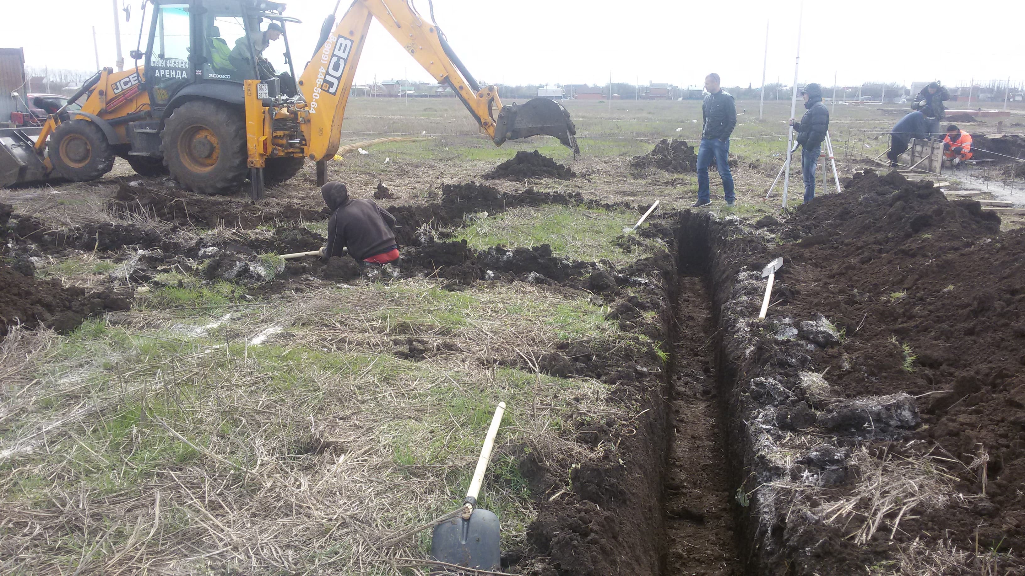 Рытье котлована под фундамент.
